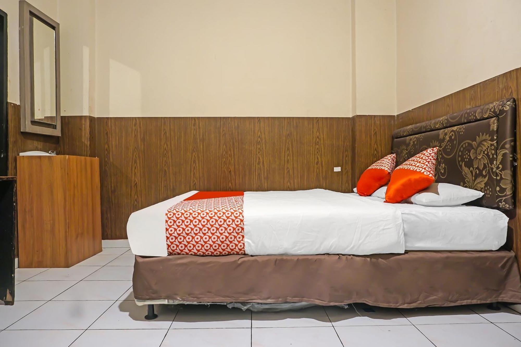 Oyo 1935 Hotel Diamond Inn Makassar Dış mekan fotoğraf